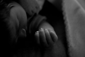 photographe bébé famille Paris main noir et blanc