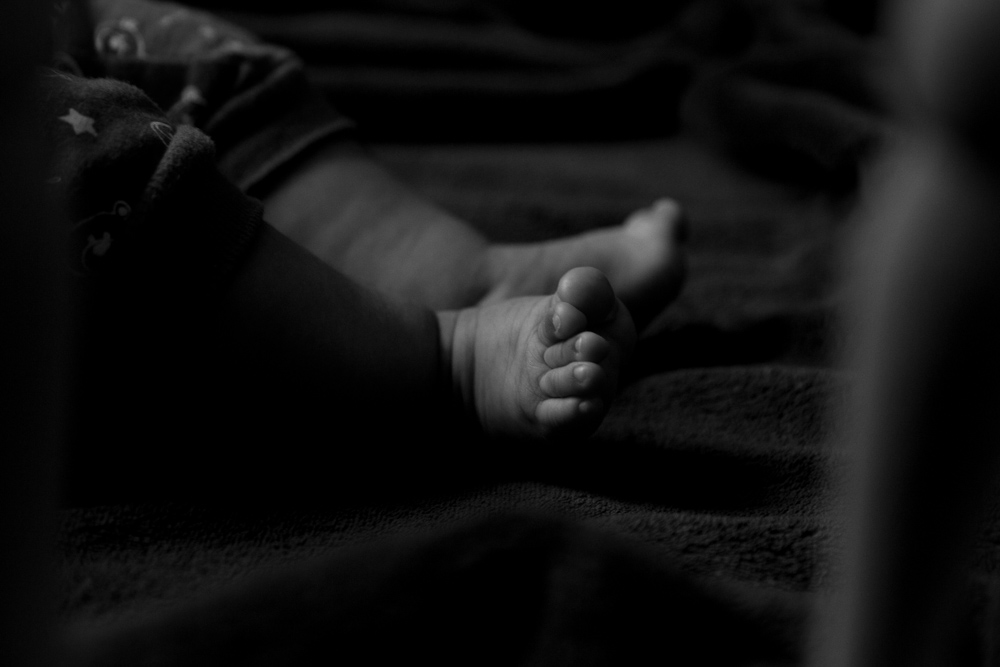 photographe bébé famille le Havre Normandie pieds noir & blanc détails