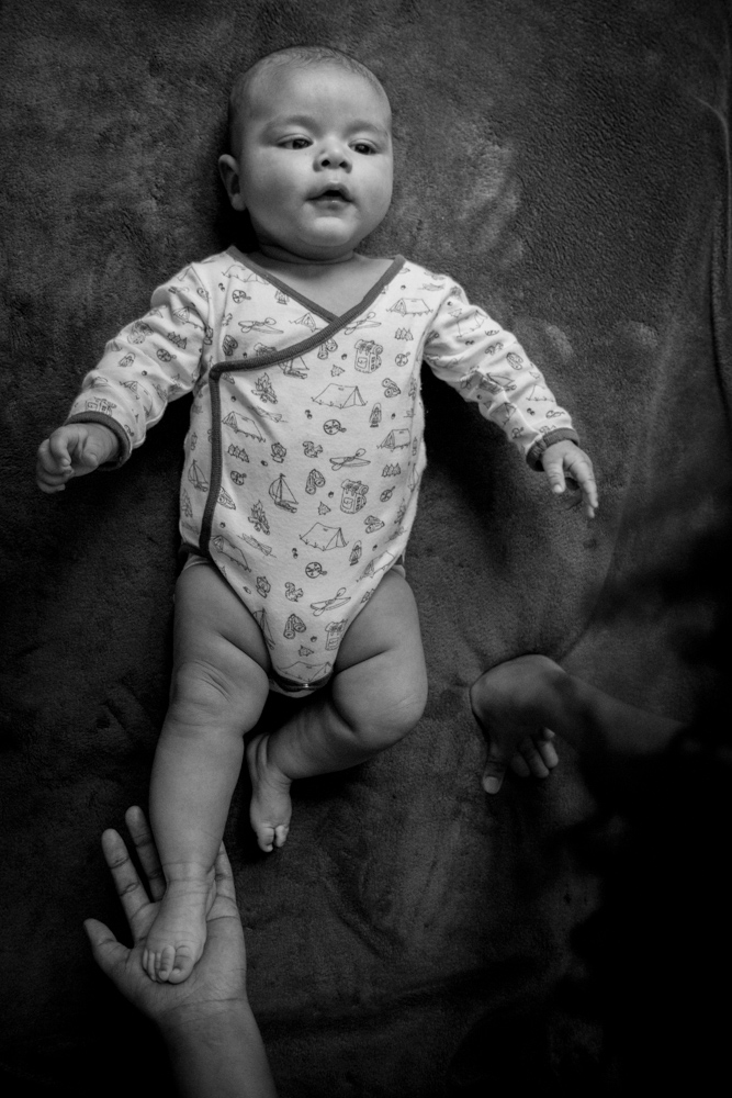 photographe bébé famille le Havre Normandie noir et blanc