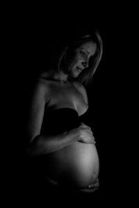 photographe grossesse normandie etretat clair obscur