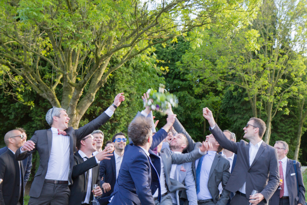 photographe mariage bohème normandie lancer bouquet
