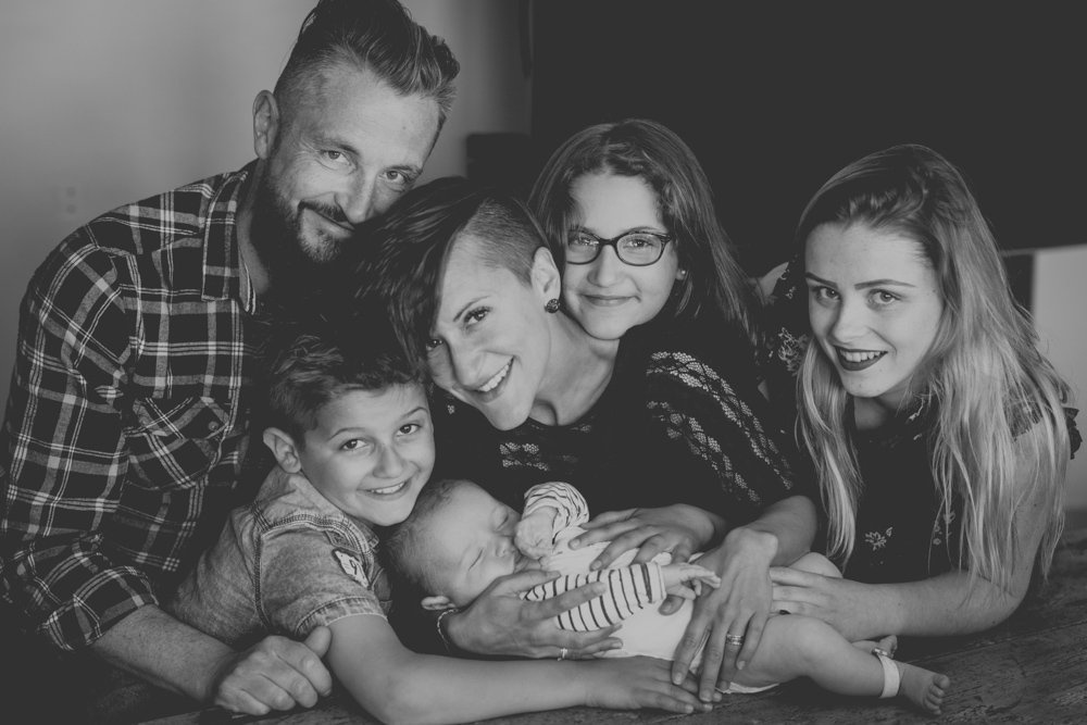 photo de famille à l'arrivée de bébé calixte normandie fecamp noir et blanc photographe famille lifestyle