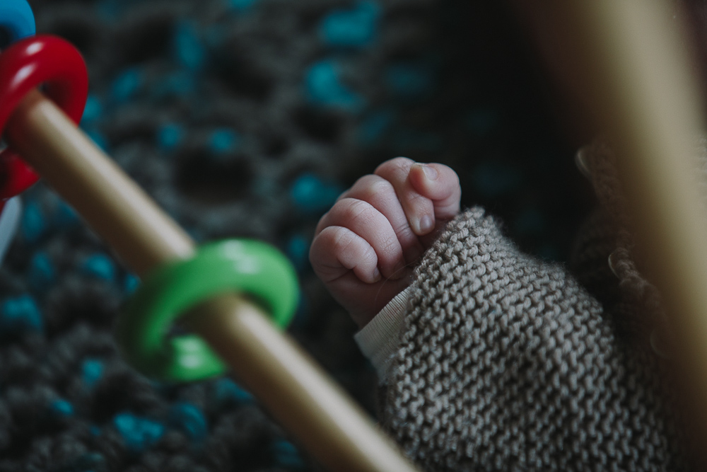 photographe de famille en Normandie main bébé