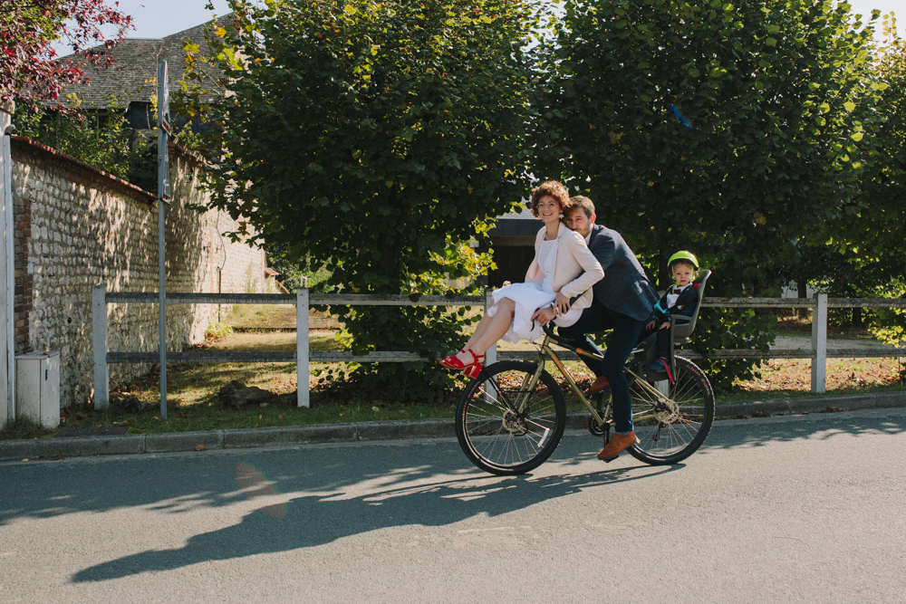 mariage normandie arrivée à la mairie en vélo